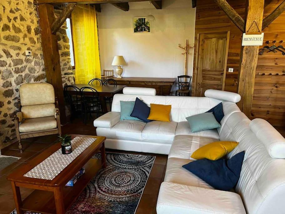 Saint-Hippolyte  Gite A La Ferme Au Coeur De L'Auvergne מראה חיצוני תמונה